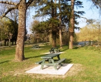 Bancs et tables près...